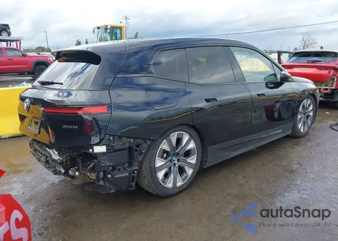 2025 BMW Ix xDrive50 z USA, uszkodzony, nr VIN WB523CF02SCT31149